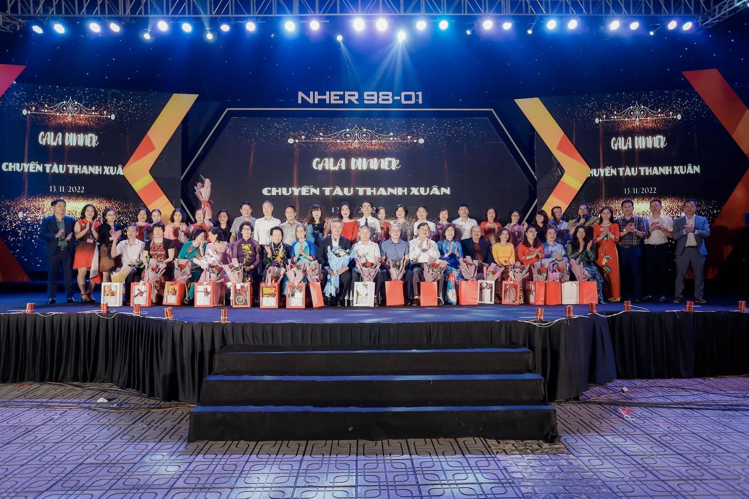 Tri ân thầy cô trên sân khấu Gala