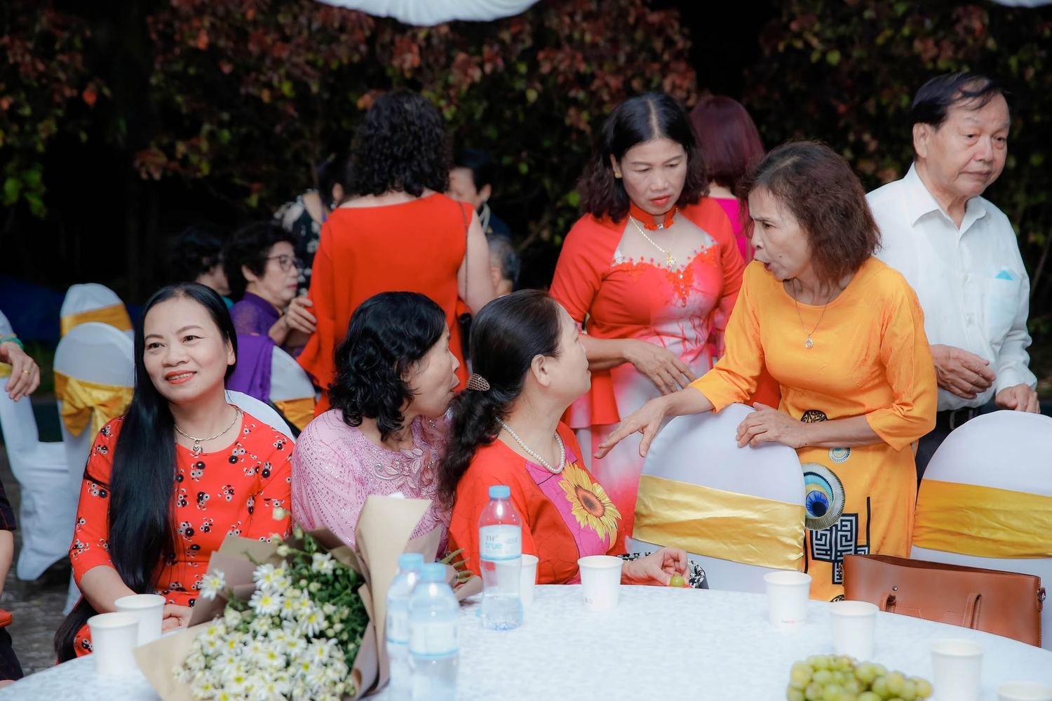 Vòng tay ôm thầy cô ngày gặp lại