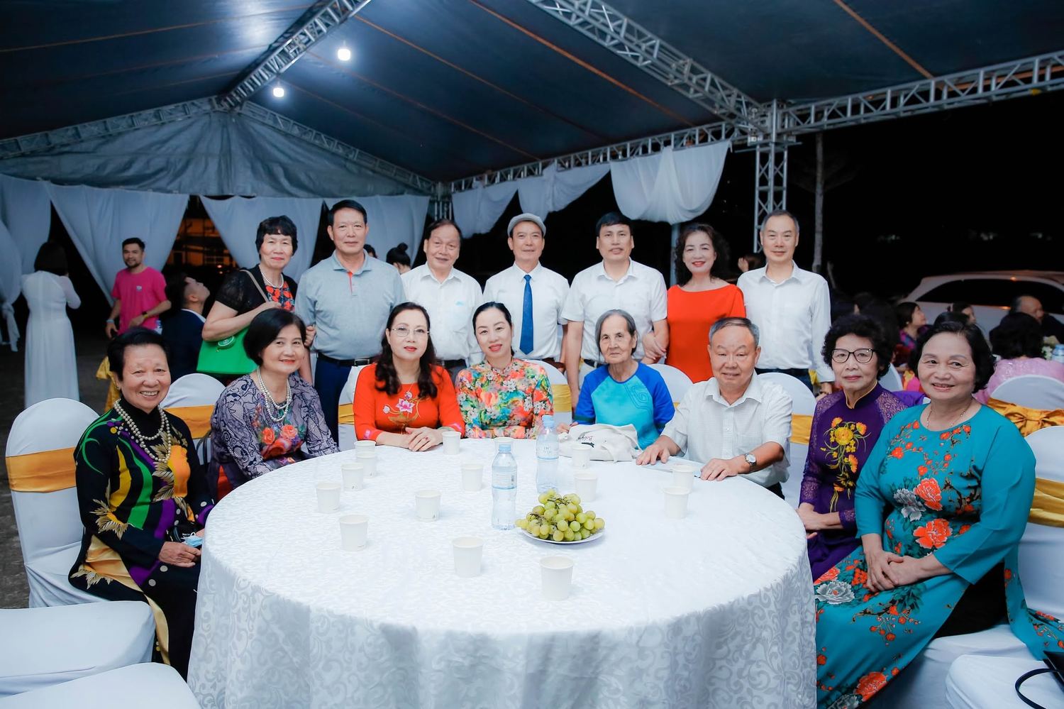 Thầy cô bên bàn tiệc đêm hội khóa