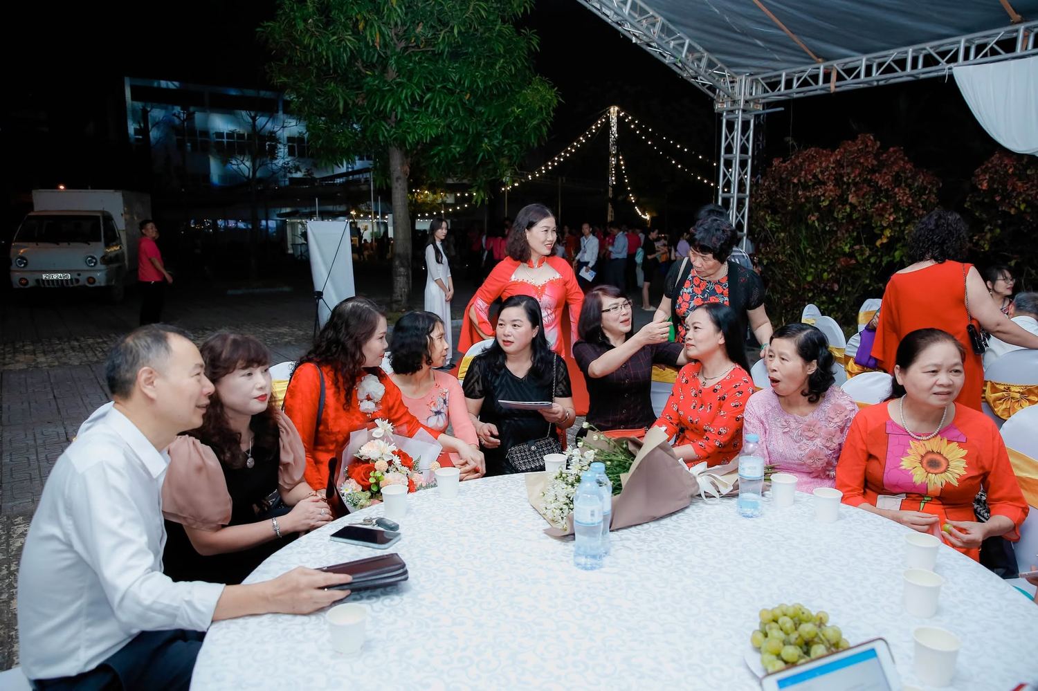 Chụp ảnh lưu niệm cùng thầy cô tại Gala