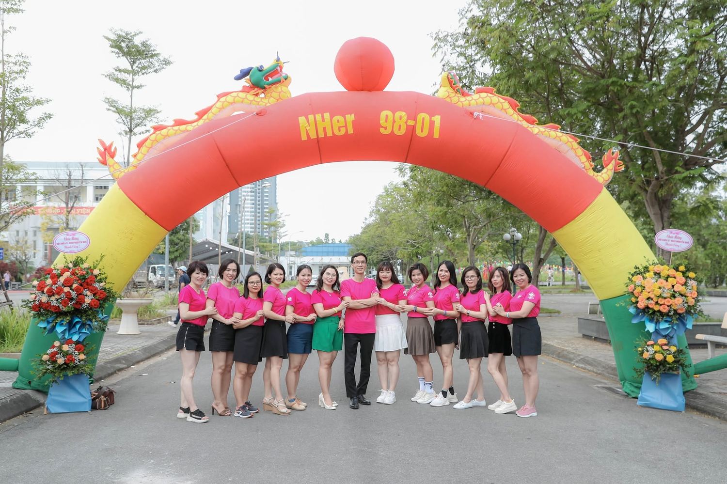 Cổng chào NHer 98-01 đón các lớp hội tụ
