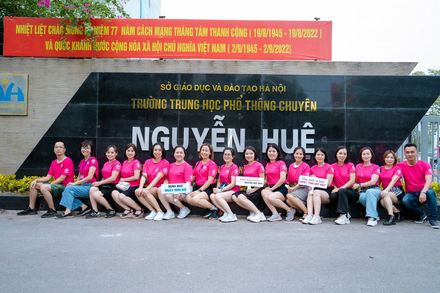 Chụp ảnh bên biển tên trường Nguyễn Huệ