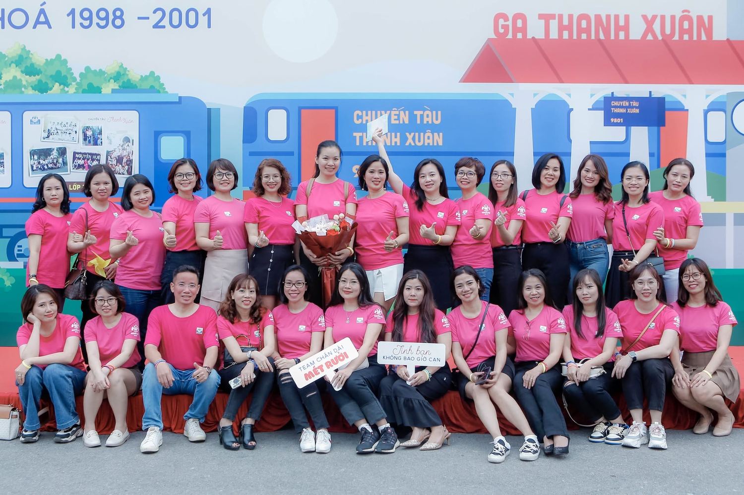 Tập thể lớp chụp ảnh lưu niệm tại Ga Thanh Xuân