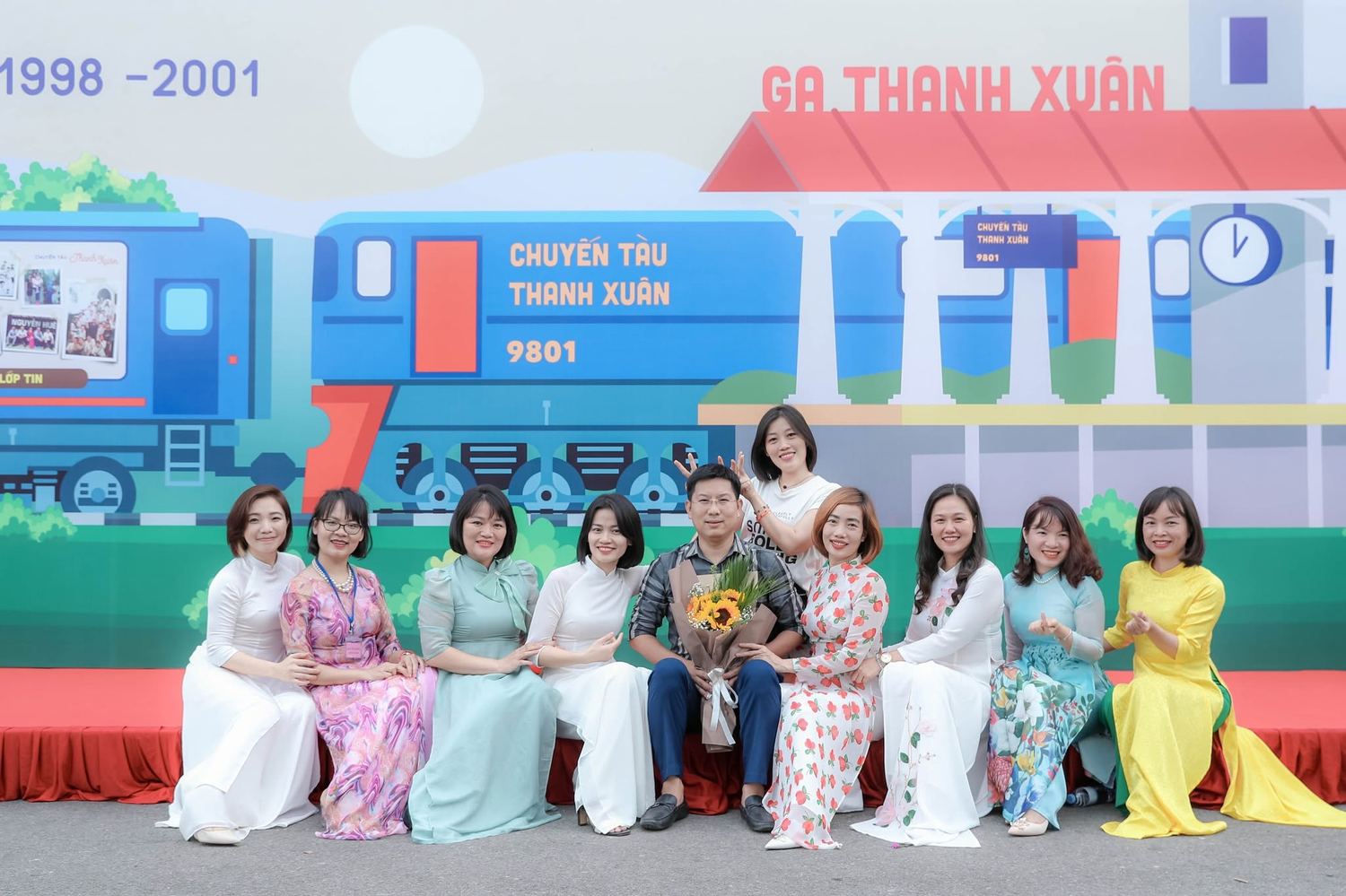 Các NHers áo dài bên toa tàu thanh xuân