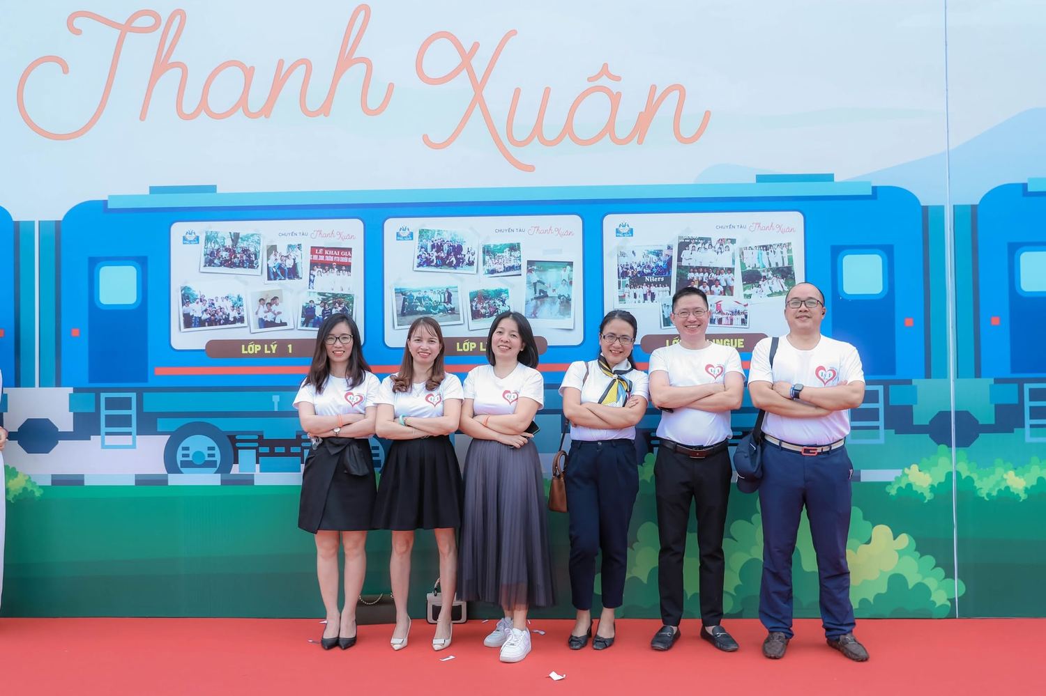 Kỷ niệm bên backdrop chuyến tàu của lớp
