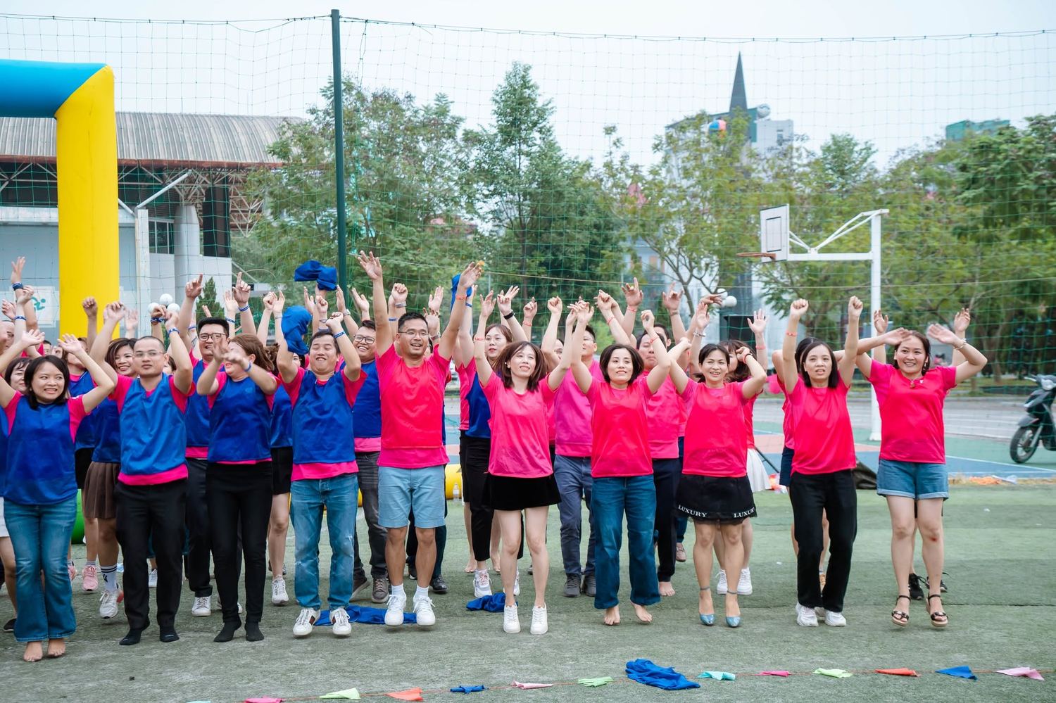 Bung sức trong phần teambuilding