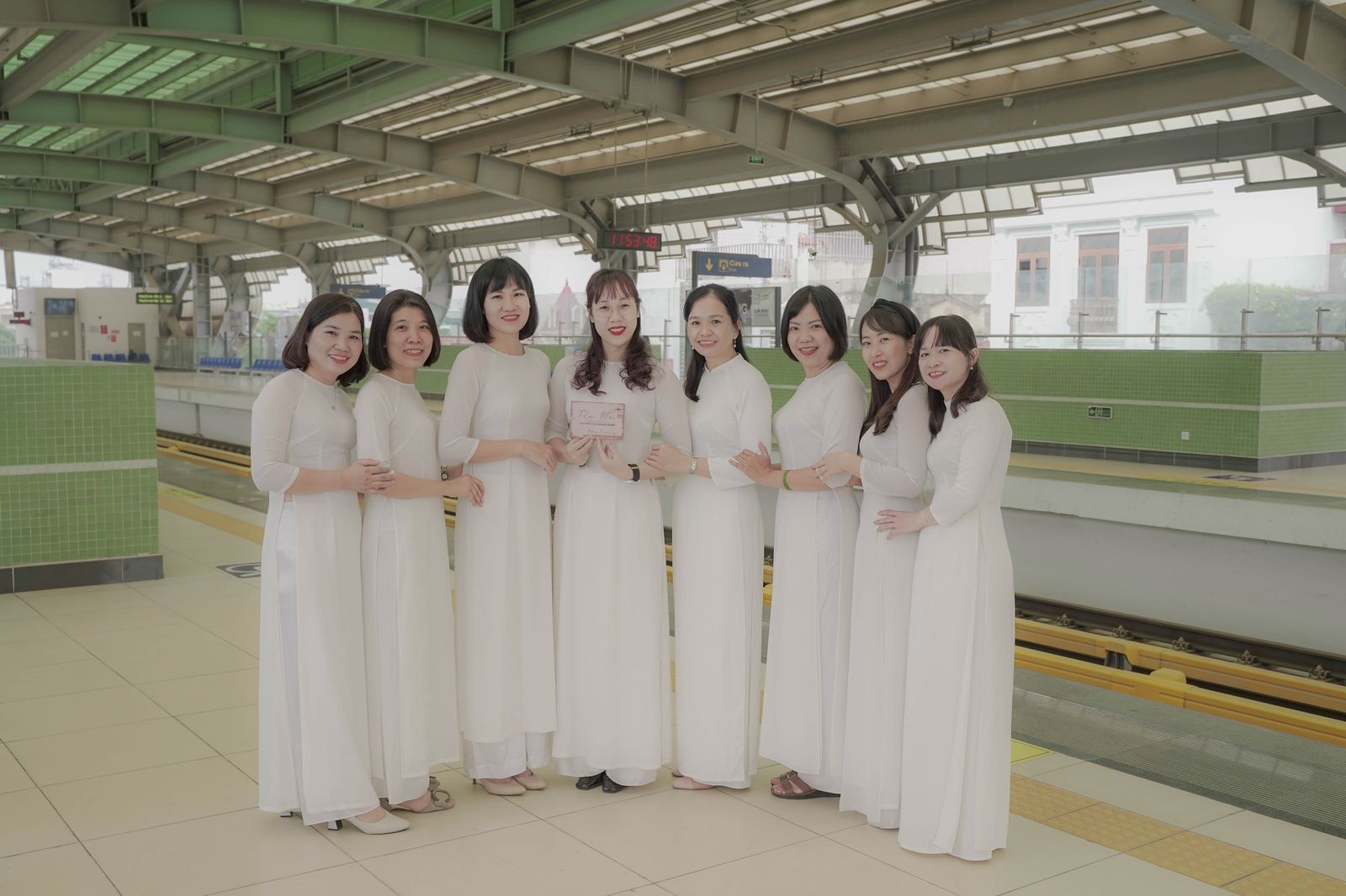 Các NHers áo dài trắng tại nhà ga