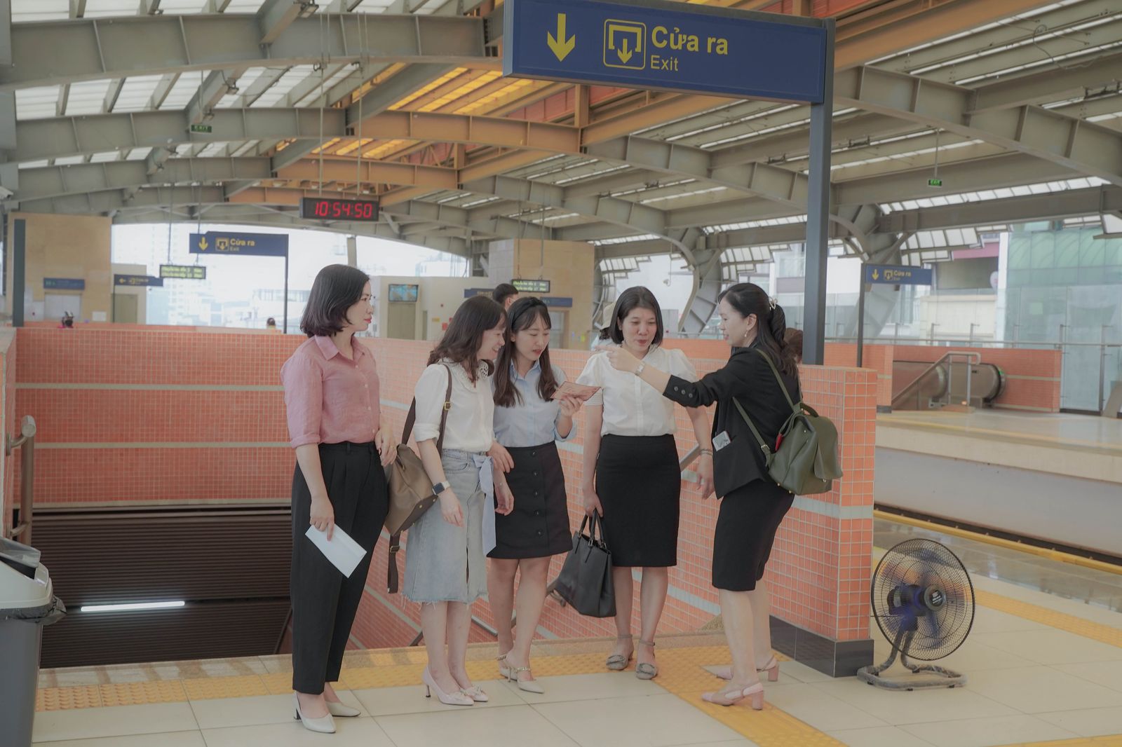 Trao thư mời tại sân ga
