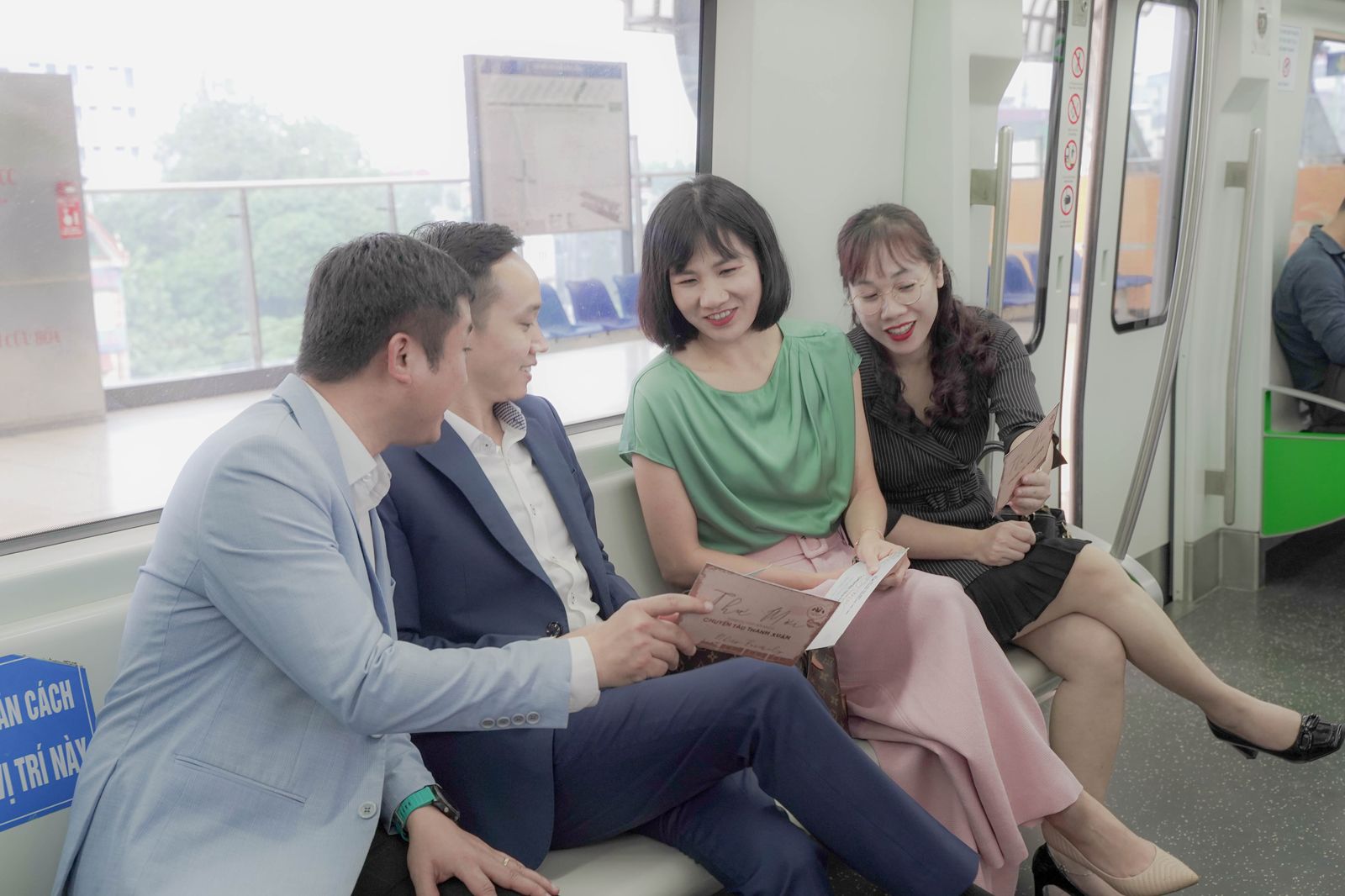 Chuyền tay nhau tấm thư mời trên chuyến tàu