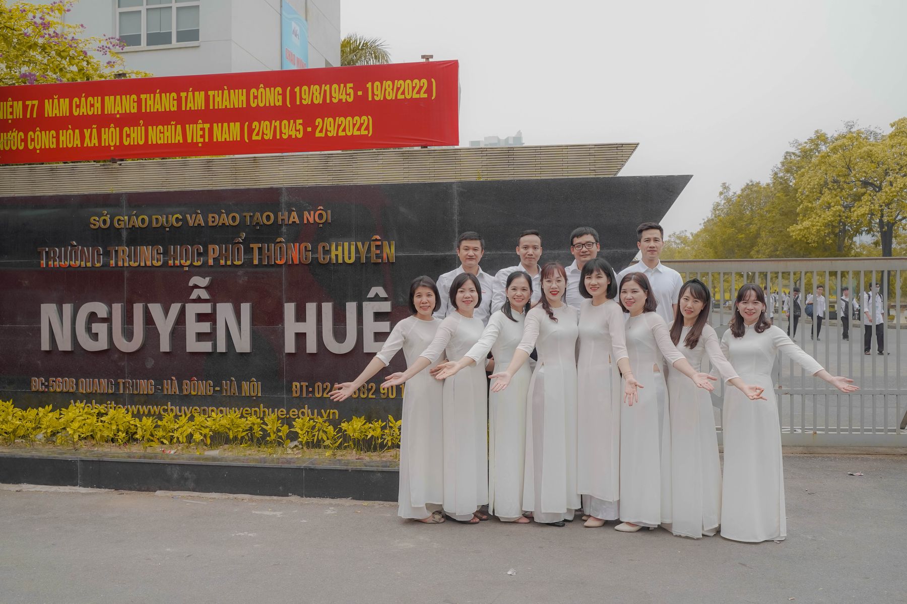 Bộ ảnh áo dài trước cổng trường THPT Chuyên Nguyễn Huệ