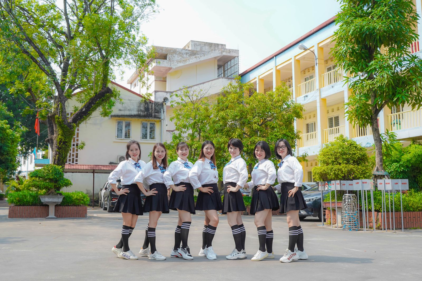 Đồng phục học trò giữa sân trường