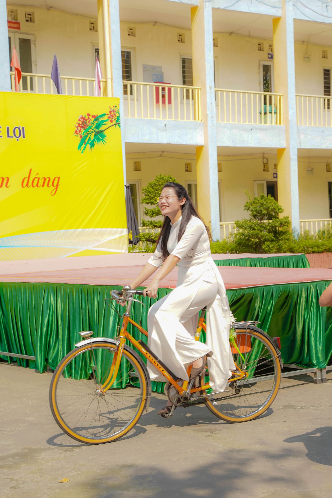 Áo dài trắng và chiếc xe đạp thanh xuân